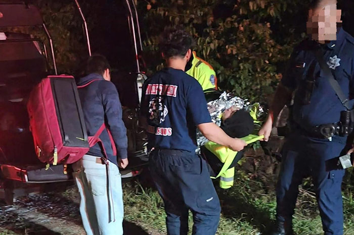 Rescatistas auxilian a motociclista accidentado en una zona de difícil acceso del cerro de Ticuitaco, en La Piedad.