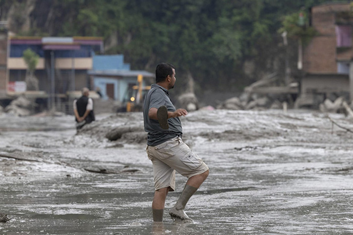 Equipos de rescate y zonas afectadas por la devastadora riada en la región fronteriza entre Nepal y China.