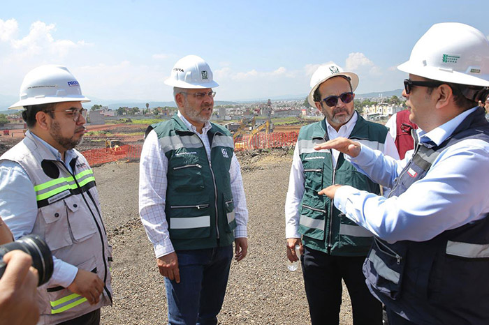Autoridades estatales durante el recorrido de supervisión en la construcción del hospital de Villas del Pedregal.