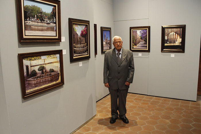 Samuel Herrera Delgado durante la inauguración de su exposición Panorama fotográfico de Michoacán en el Museo Regional Michoacano.