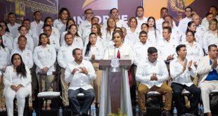 Integrantes del cabildo y funcionarios estatales durante la sesión solemne de informe municipal.