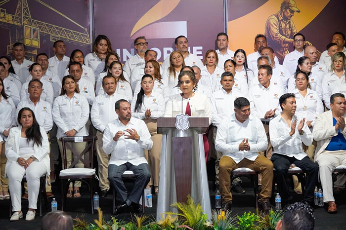 Integrantes del cabildo y funcionarios estatales durante la sesión solemne de informe municipal.