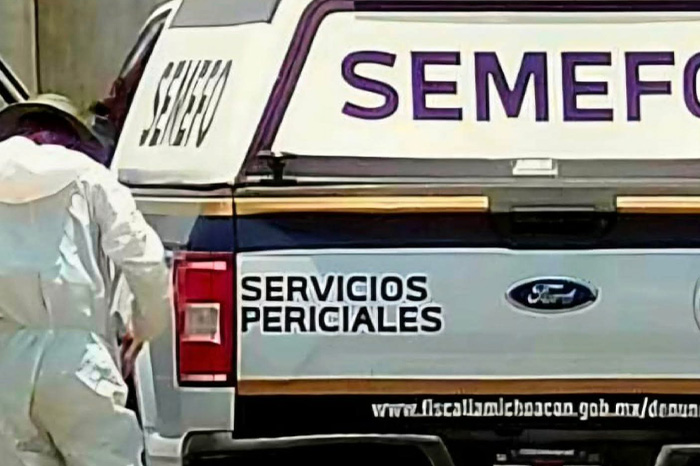 Unidades de emergencia y patrullas policiales resguardando el exterior de un inmueble tras un reporte de deceso.