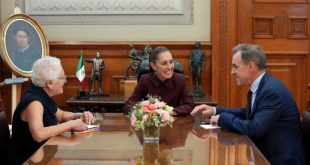 La presidenta Claudia Sheinbaum durante su reunión con el historiador Niall Ferguson en Palacio Nacional.
