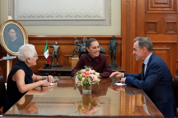 La presidenta Claudia Sheinbaum durante su reunión con el historiador Niall Ferguson en Palacio Nacional.