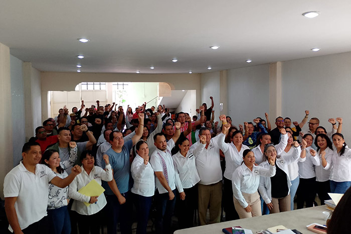 Integrantes del SUTOPIMBI durante la asamblea constitutiva del sindicato de trabajadores del IMSS Bienestar.