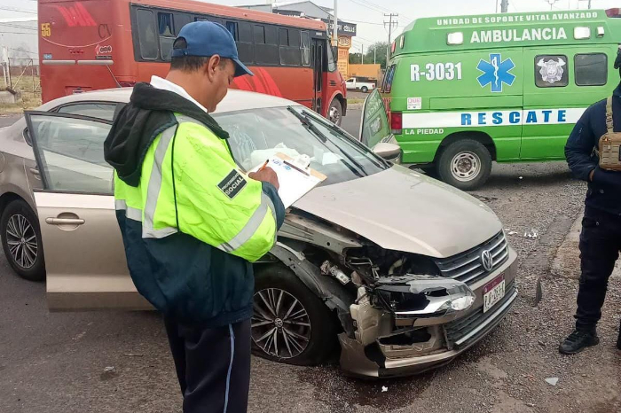 Tráiler choca contra automóvil en la carretera La Piedad-Degollado y dos jóvenes resultan lesionadas.