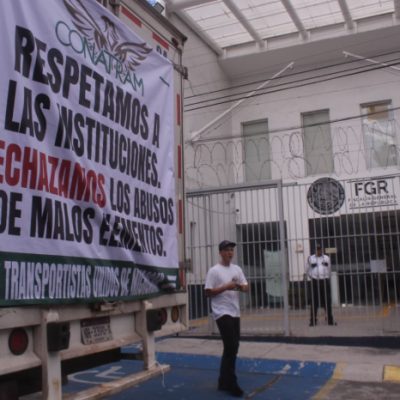 Transportistas de carga federal protestan ante las instalaciones de la FGR en Morelia.