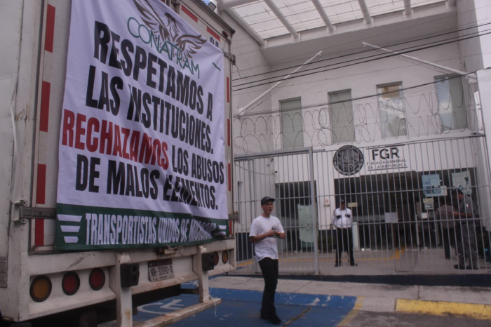 Transportistas de carga federal protestan ante las instalaciones de la FGR en Morelia.