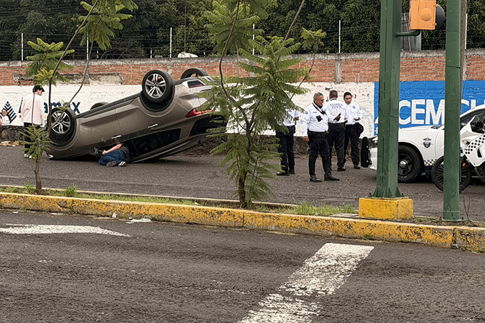 Camioneta volcada sobre la avenida Escuadrón 201, conocida como Décima, en Morelia.