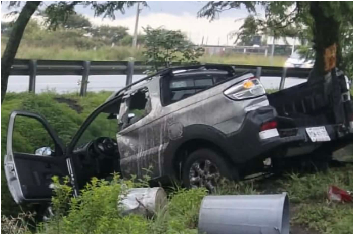 Camioneta volcada sobre la carretera Morelia-Pátzcuaro a la altura de Uruapilla tras un accidente vial.