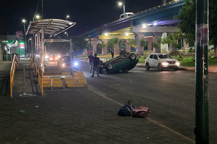 Automóvil volcado cerca de la Terminal de Autobuses de Morelia tras accidente en el Libramiento Norponiente.