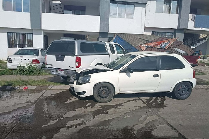 Morelia: camioneta impacta coche y derriba puesto de tacos (