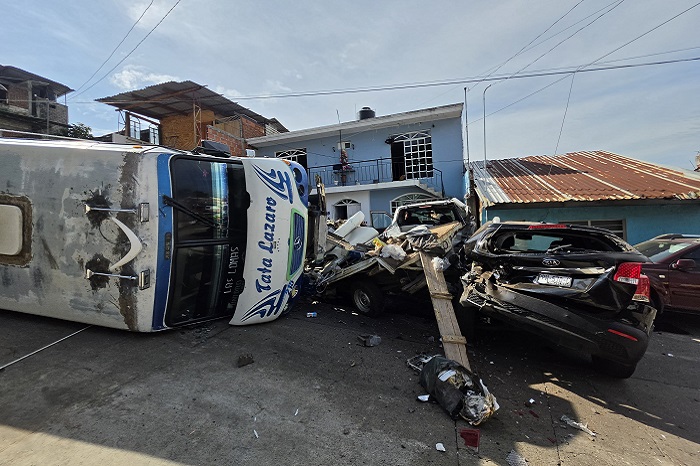Camión sin frenos embiste 5 autos y vuelca en Uruapan