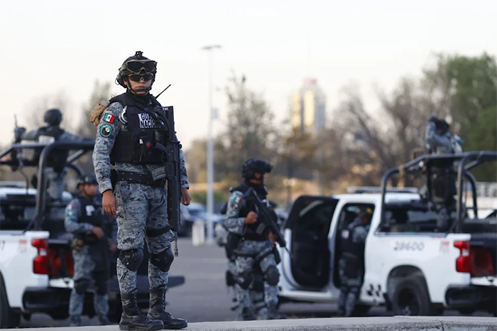 Agentes federales y militares desplegados en Sinaloa para reforzar la seguridad ante la violencia.