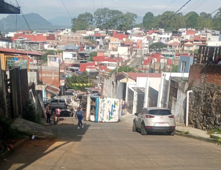 Uruapan: camión "Tata Lázaro" choca 5 autos y termina volcado