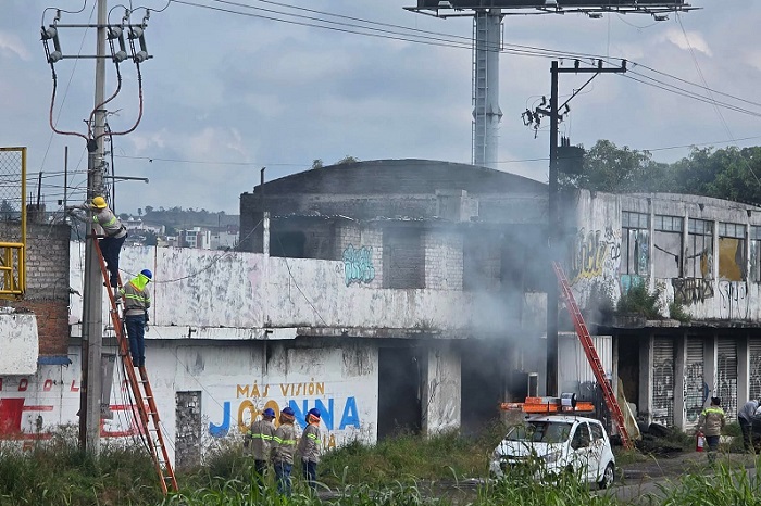 Quema de llantas daña transformador de CFE en Morelia (