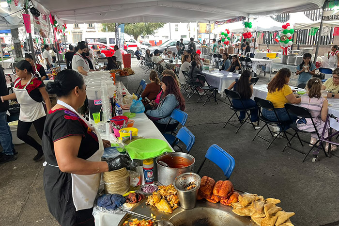 Puestos de comida tradicional, tamales y buñuelos instalados en la calle Jesús Ortega a un costado de Mater Dolorosa en Morelia.