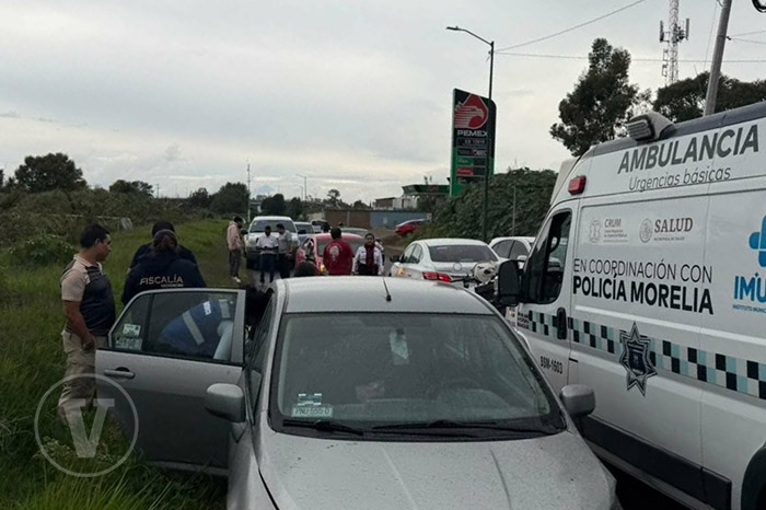 Unidades vehiculares siniestradas estacionadas sobre la vialidad a un costado del Río Grande en Morelia.