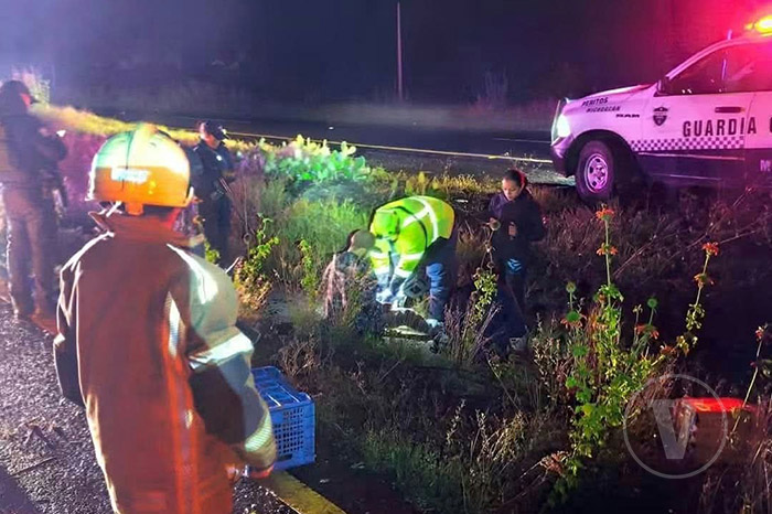 Unidades de emergencia y tránsito abanderando la zona de una volcadura en carretera michoacana.