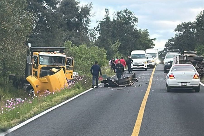 Zona de la carretera Uruapan-Paracho acordonada tras fuerte colisión vehicular.