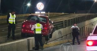 Vehículo particular siniestrado tras impactar contra la barrera de contención en el Boulevard Industrial de Uruapan.