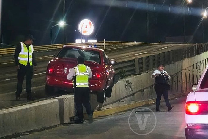 Vehículo particular siniestrado tras impactar contra la barrera de contención en el Boulevard Industrial de Uruapan.