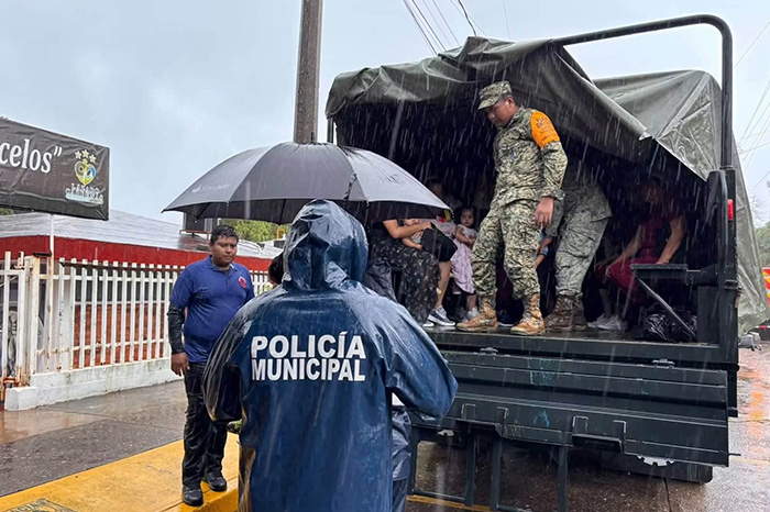 Autoridades municipales recorriendo zonas afectadas e inundadas en Lázaro Cárdenas durante la contingencia climática.