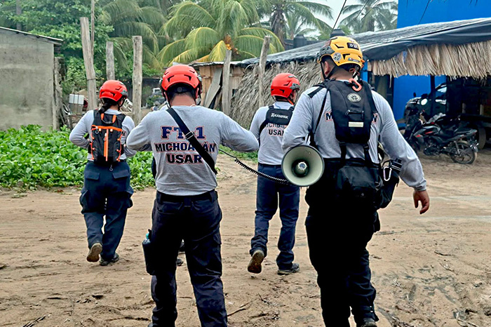 Elementos de Protección Civil y cuerpos de seguridad desplegados en la región costera de Michoacán ante la alerta por el huracán Polo.