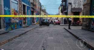 Elementos de la policía y peritos de la fiscalía resguardando la calle Matamoros tras ataque armado.