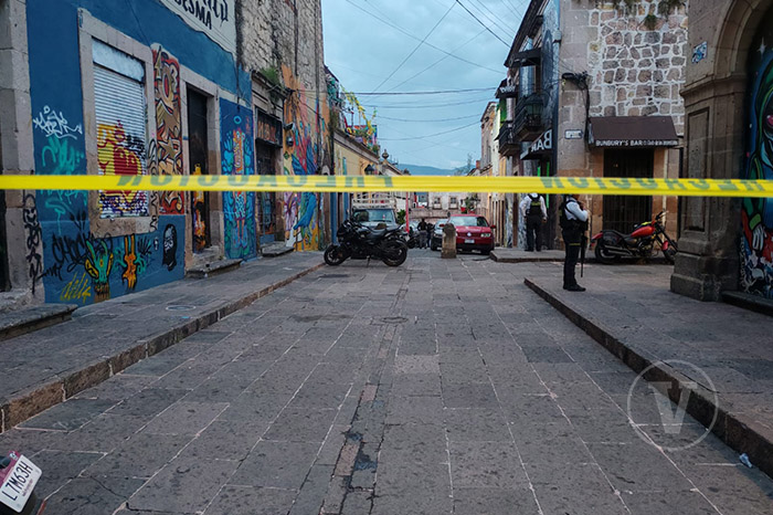 Elementos de la policía y peritos de la fiscalía resguardando la calle Matamoros tras ataque armado.