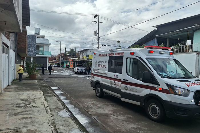 Unidades de emergencia y patrullas de corporaciones de seguridad resguardando una calle en la colonia Revolución de Uruapan.