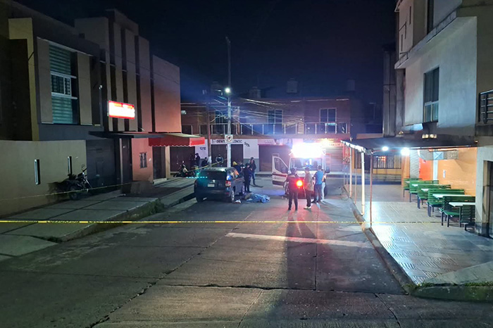 Unidades de seguridad pública y elementos de la Guardia Nacional resguardando una calle en la colonia El Periodista de Uruapan.