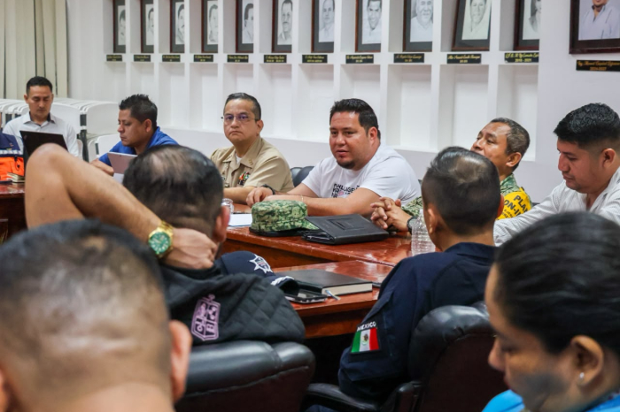 Reunión de autoridades de Protección Civil en Lázaro Cárdenas.