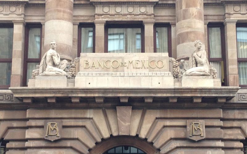 Fachada e instalaciones del Banco de México en un análisis de indicadores financieros nacionales.