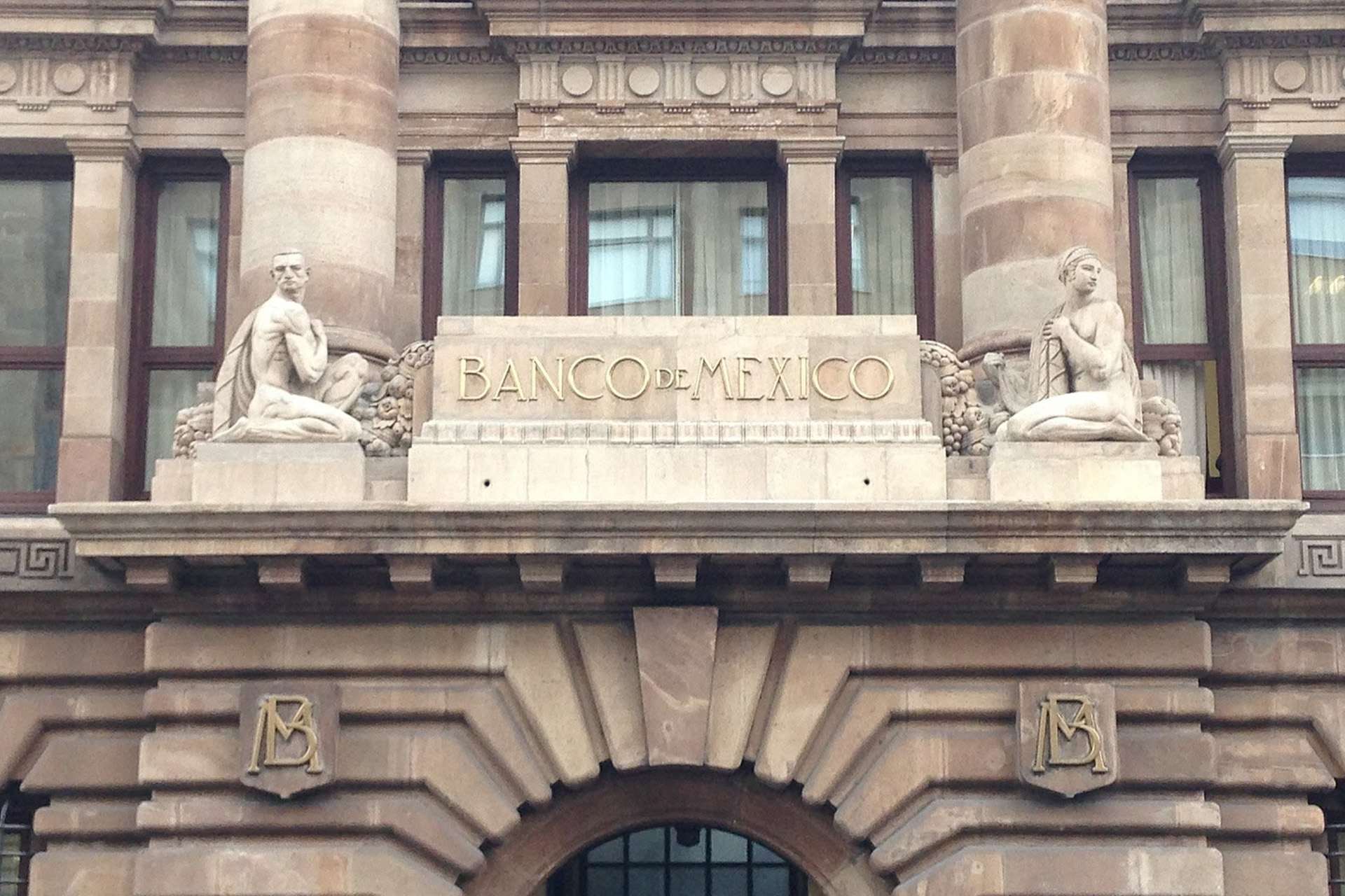 Fachada e instalaciones del Banco de México en un análisis de indicadores financieros nacionales.