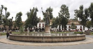 Vista de la Plaza Vasco de Quiroga y casonas históricas con techos de teja roja en el Pueblo Mágico de Pátzcuaro.