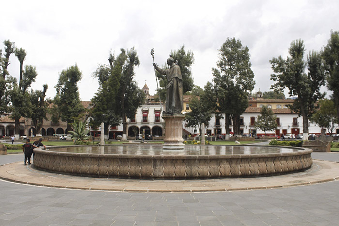 Vista de la Plaza Vasco de Quiroga y casonas históricas con techos de teja roja en el Pueblo Mágico de Pátzcuaro.