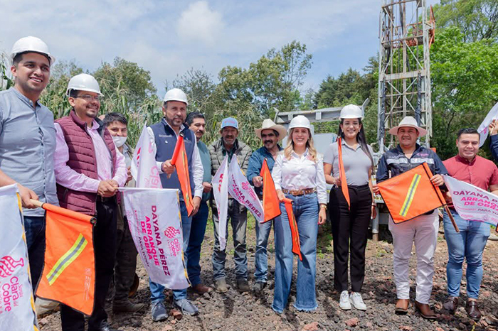 Maquinaria pesada y autoridades municipales durante el banderazo de inicio para la perforación del pozo profundo.