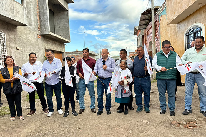 El presidente municipal Eric Gaona dando el banderazo de inicio de obra junto a vecinos y funcionarios locales.