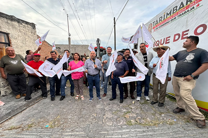 Autoridades municipales y vecinos dando el banderazo de inicio para la pavimentación de una calle en Tarímbaro.