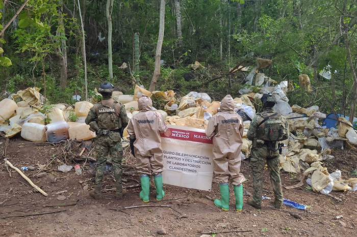 Personal de la Secretaría de Marina durante el aseguramiento y destrucción de un laboratorio clandestino en Sinaloa.