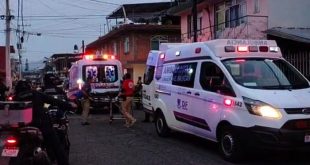 Unidades policiales y de la Guardia Nacional resguardando la zona del ataque armado en Uruapan.