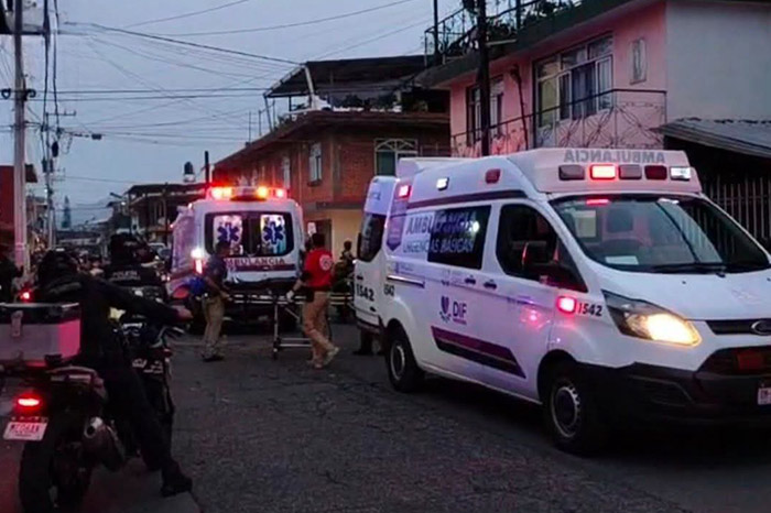 Unidades policiales y de la Guardia Nacional resguardando la zona del ataque armado en Uruapan.