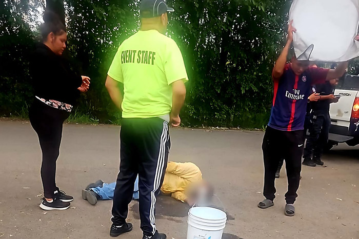 Unidades de emergencia y paramédicos brindando auxilio en la zona donde se registró el ataque de abejas en Tarímbaro.