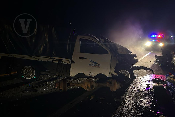Unidades de emergencia y patrullas abanderando la zona de un accidente vial en carretera.