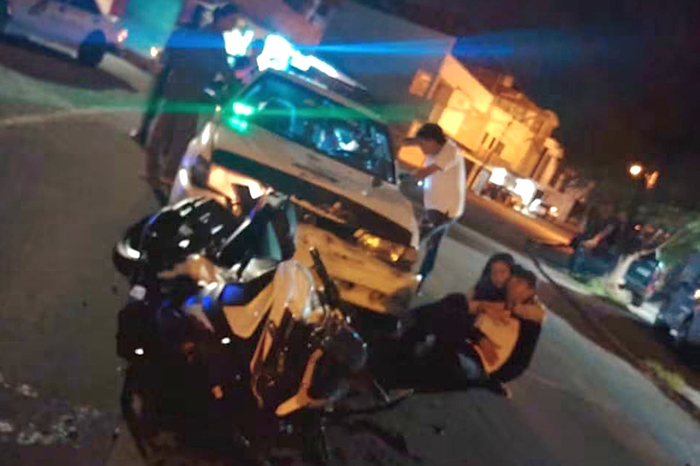 Unidades de emergencia y vialidad laborando en el sitio de un accidente automovilístico en Michoacán.