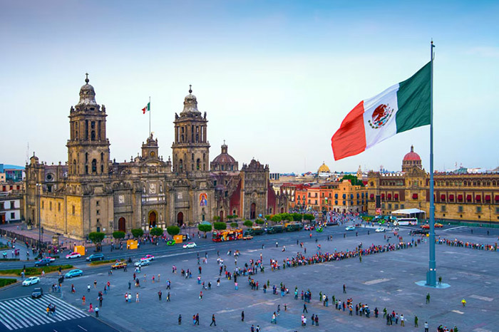 Bandera de México ondeando en la Plaza de la Constitución