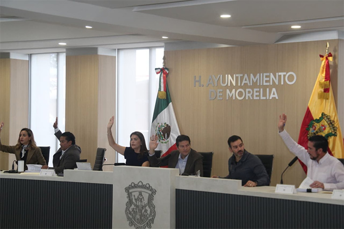 Sesión de Cabildo en el Centro Administrativo de Morelia (CAM) con regidores y autoridades locales.