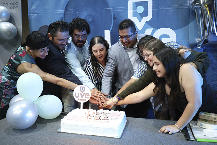 Locutores y equipos de transmisión en la cabina de UVE Radio 98.1 FM de la UVAQ.